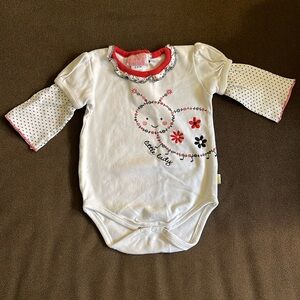 Baby clothes, colors white and red. Excellent condition. Size: 3-6 Months